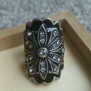Elegant Black and Silver Floral Ring